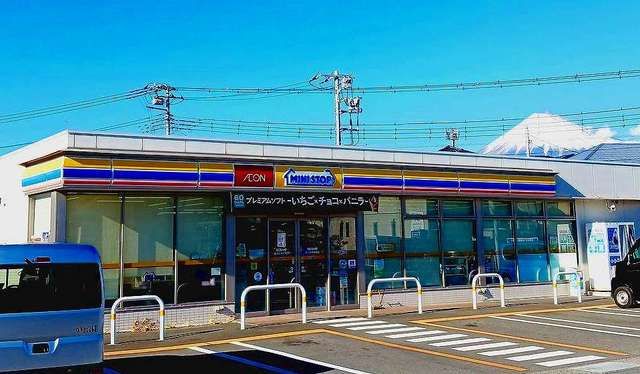 近くのミニストップ富士田子の浦店まで900m（徒歩12分）