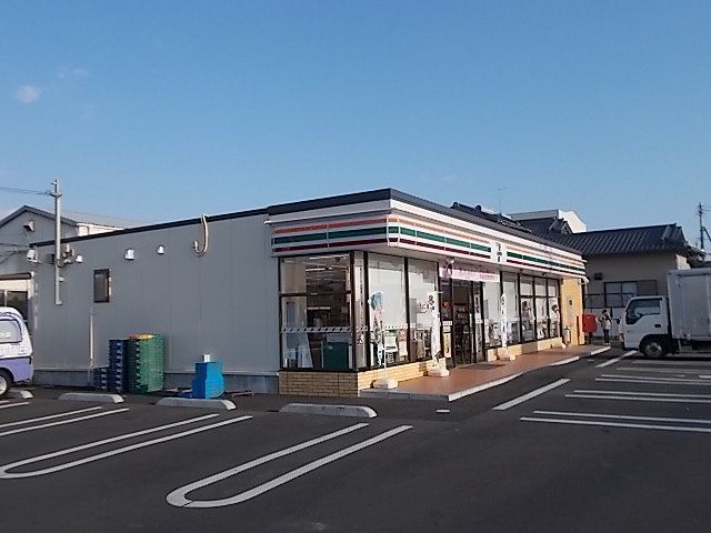 近くのセブンイレブ富士中丸店まで700m（徒歩9分）