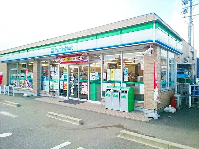 近くのファミリーマート　一宮若年北店まで500m（徒歩7分）