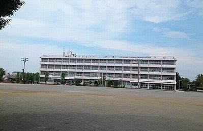 近くの白岡市立白岡西小学校まで183m（徒歩3分）