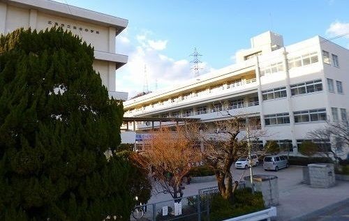 近くの安佐中学校まで1,300m(徒歩17分)