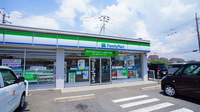 近くのファミリーマート千葉武石まで400m（徒歩5分）