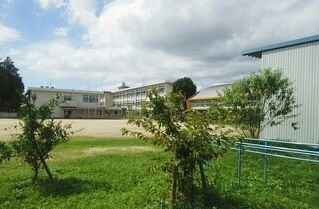 近くの桜町小学校まで250m(徒歩4分)