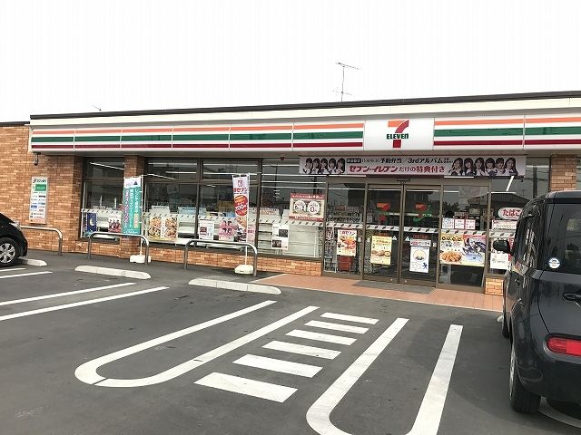 近くのセブンイレブン行田小見店まで700m（徒歩9分）