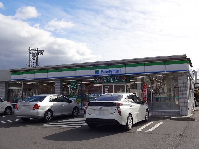 近くのファミリーマート諏訪インター店まで1,200m（徒歩15分）