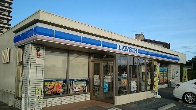 近くのローソン糸満武富店まで400m（徒歩5分）