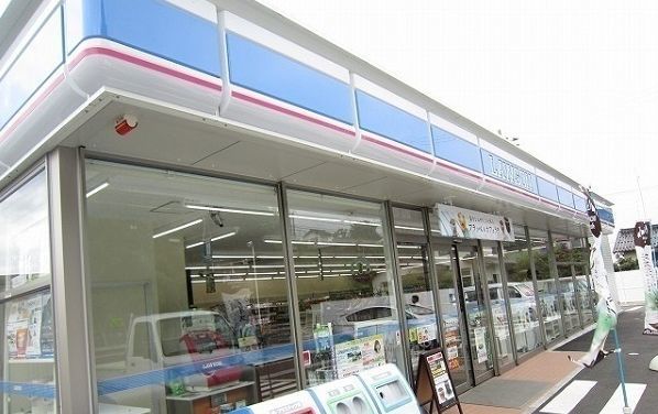 近くのコンビニまで240m（徒歩3分）
