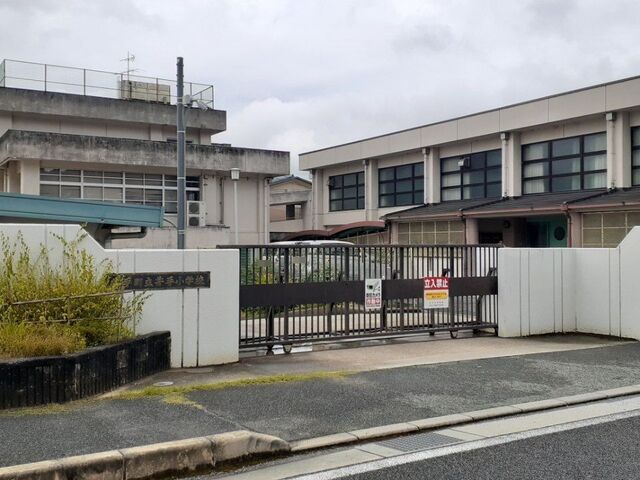 近くの井手町立井手小学校まで550m(徒歩7分)
