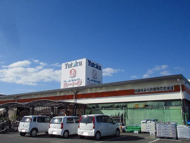 近くのユートク川副店まで1,100m（徒歩14分）