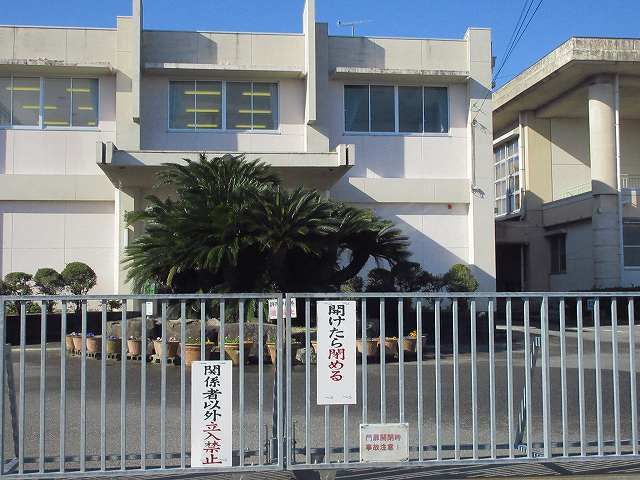 近くの南川副小学校まで330m（徒歩5分）