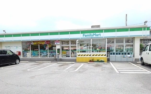 近くのファミマ与那城あやはし店まで500m（徒歩7分）