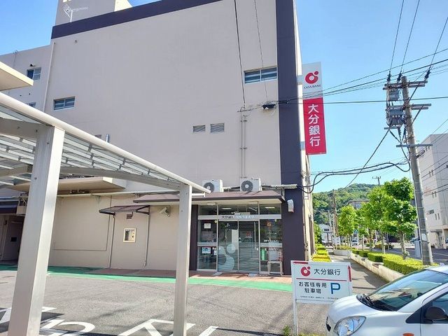 近くの銀行まで800m（徒歩10分）