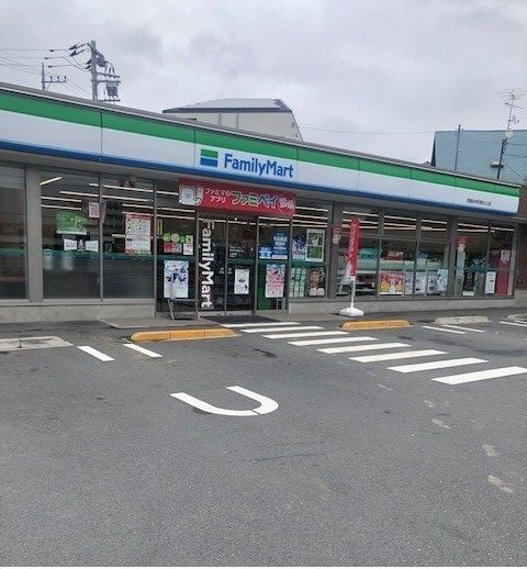 近くのファミリーマートまで500m（徒歩7分）