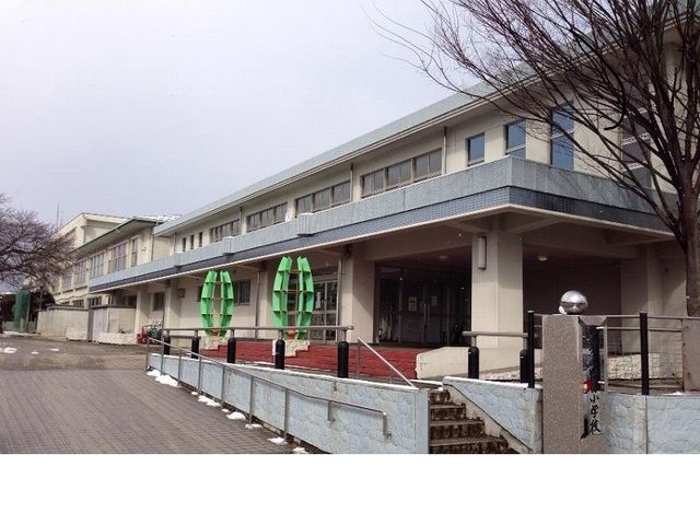 近くの福島市立野田小学校まで800m（徒歩10分）