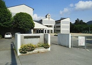 近くの市浜小学校まで1,300m（徒歩17分）