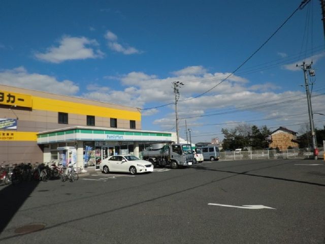 近くのファミリーマート桑名安永店まで300m（徒歩4分）