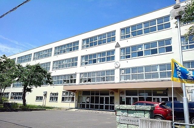 近くの札幌市立新琴似北中学校まで300m(徒歩4分)