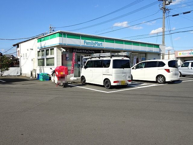 近くのファミリーマートまで300m(徒歩4分)