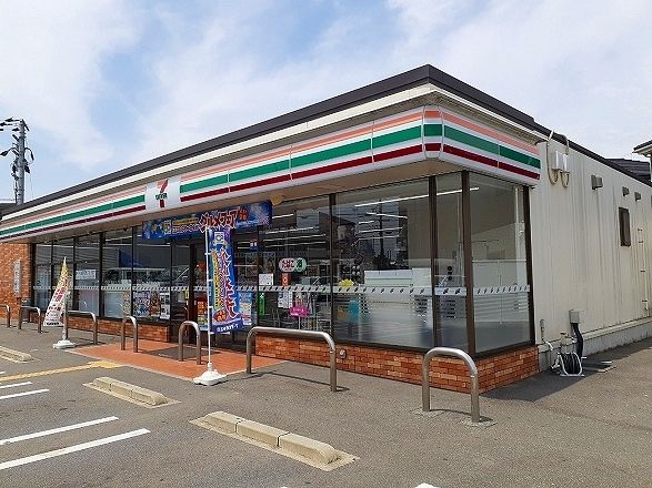 近くのセブンイレブン 久御山町役場前まで180m（徒歩3分）