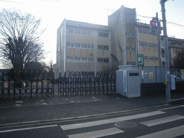 近くの晃宝小学校まで800m（徒歩10分）