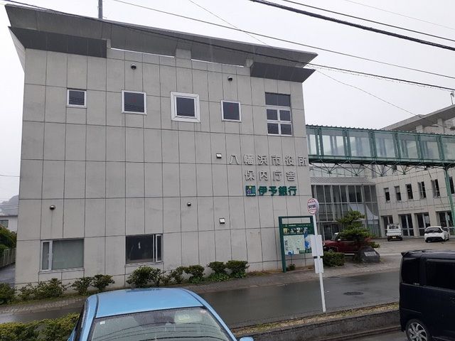 近くの伊予銀行川之石支店様まで750m（徒歩10分）