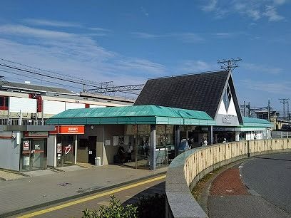 近くの名張駅まで350m（徒歩5分）
