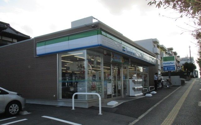 近くのファミリーマートまで350m（徒歩5分）