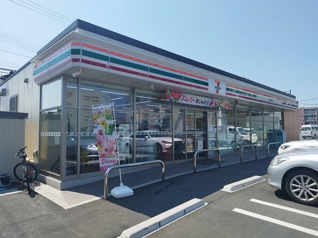 近くのコンビニまで600m（徒歩8分）