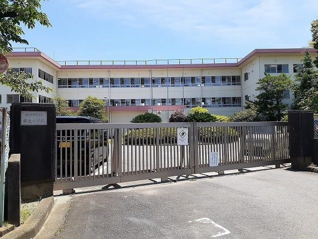 近くの日進小学校まで560m（徒歩7分）