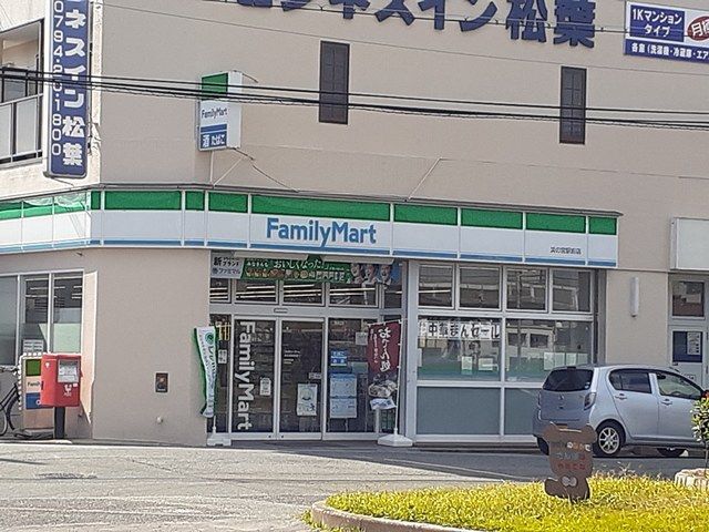 近くのファミリーマートまで112m(徒歩2分)