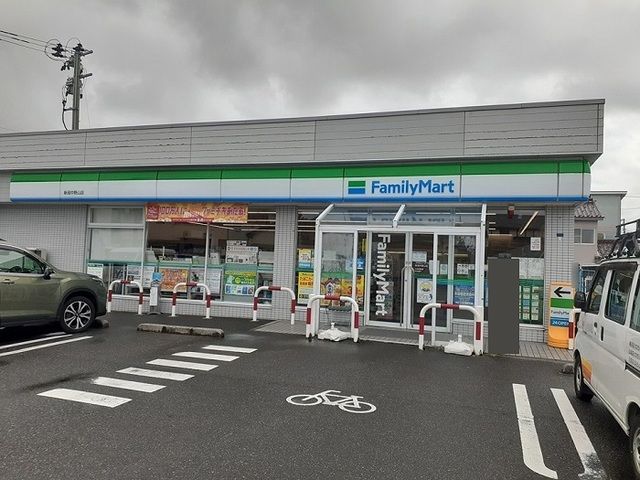 近くのファミリーマート新潟中野山店まで600m(徒歩8分)
