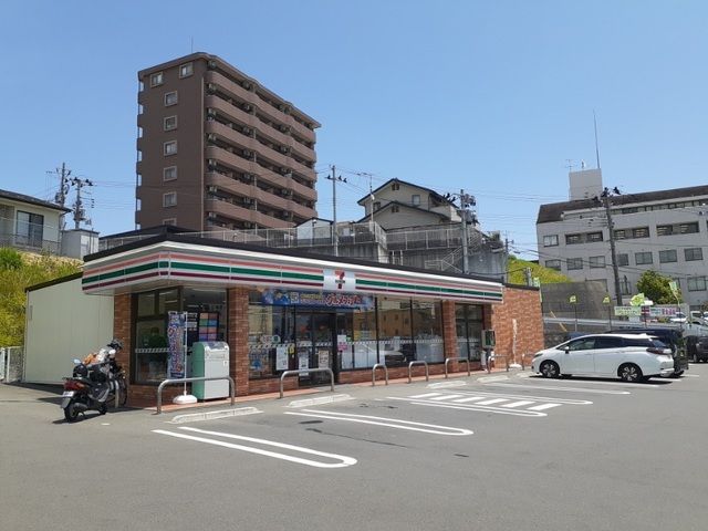 近くのコンビニまで550m（徒歩7分）
