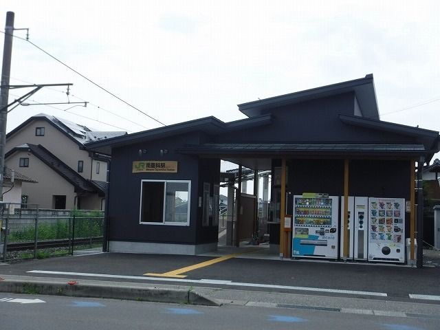 近くの南豊科駅まで640m（徒歩8分）