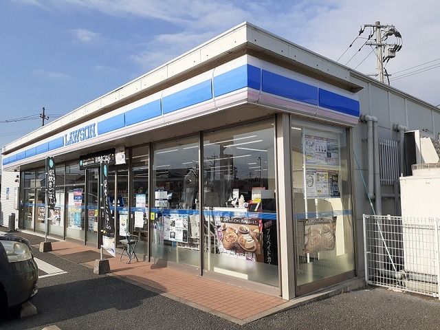 近くのローソンスポーツセンター前店まで300m（徒歩4分）