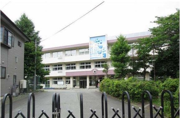 近くの明見小学校まで500m（徒歩7分）