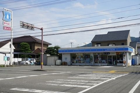 近くのコンビニまで750m（徒歩10分）