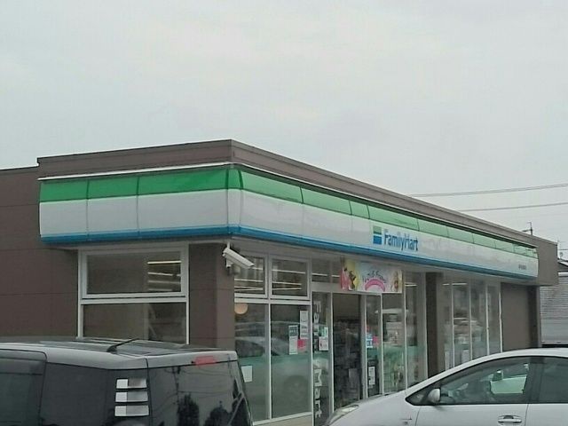 近くのファミリーマートまで240m（徒歩3分）