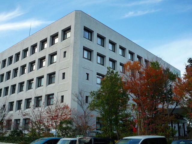 近くの上越市役所まで550m（徒歩7分）