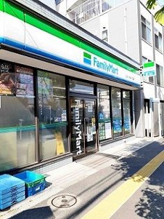 近くのファミリーマート上十条一丁目店まで150m（徒歩2分）