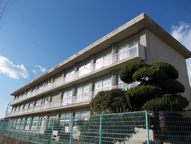 近くの駅家西小学校まで75m（徒歩1分）