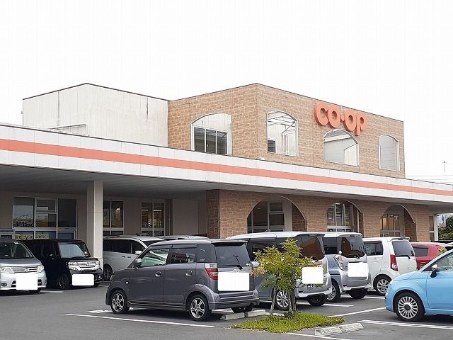 近くのコープみやざき花ヶ島店まで800m（徒歩10分）