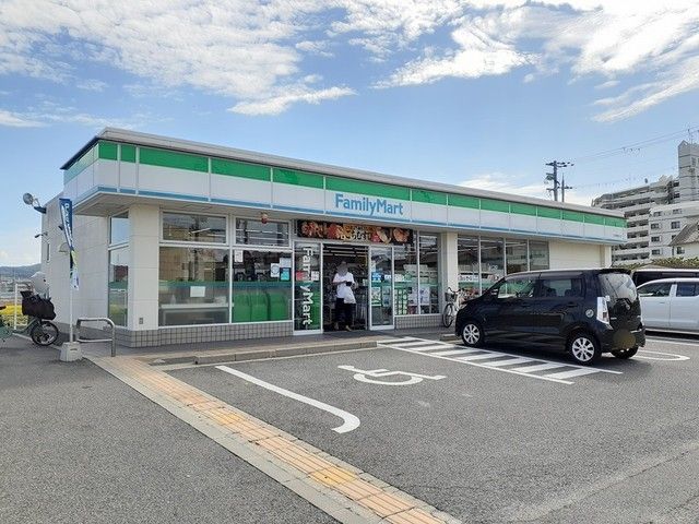 近くのファミリーマート羽曳野誉田店様まで867m（徒歩11分）
