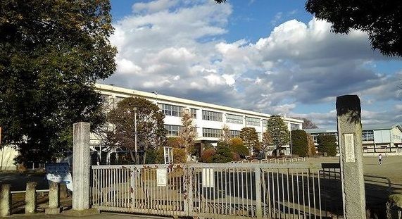 近くの石岡市立府中小学校まで1,100m（徒歩14分）