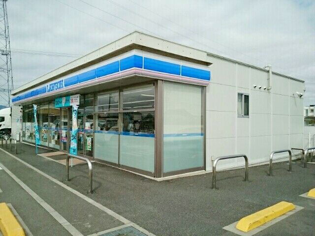 近くのコンビニまで400m（徒歩5分）