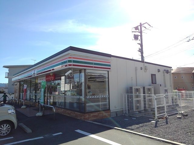 近くのセブンイレブン淀平町店まで450m（徒歩6分）