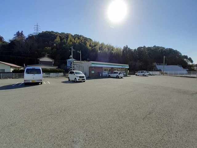 近くのファミリーマート野市大谷店まで850m(徒歩11分)