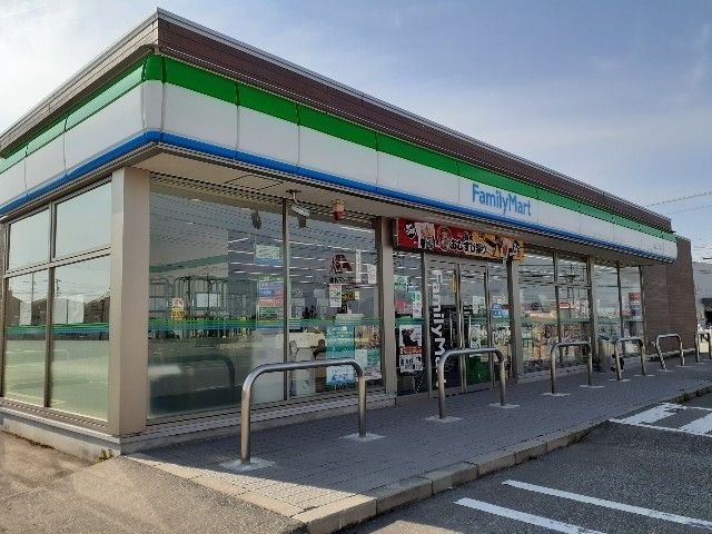 近くのファミリーマート富山上二杉店まで500m（徒歩7分）