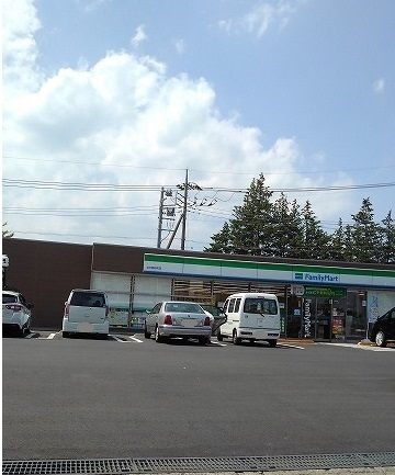 近くのファミリーマートまで600m（徒歩8分）