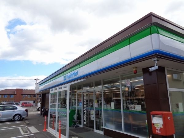近くのファミリーマートまで550m（徒歩7分）
