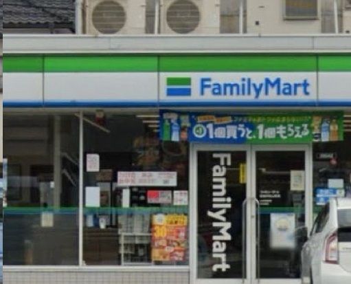 近くのファミリーマートまで450m（徒歩6分）